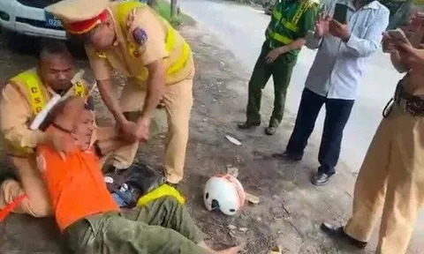 Bị lập biên bản vi phạm nồng độ cồn, người đàn ông say xỉn tát CSGT