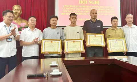 Khen thưởng 4 công dân cứu người trong vụ cháy tại quận Cầu Giấy