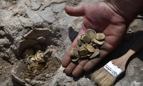2 thanh niên bất ngờ đào được "kho báu" chứa đầy vàng