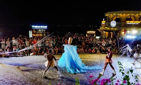 Show LGBTQ+ “Xúng xính” gây sốt tại chợ đêm Vui Phết, Phú Quốc