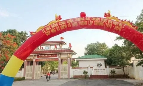 Nguyên hiệu trưởng bất ngờ đột quỵ khi đang phát biểu