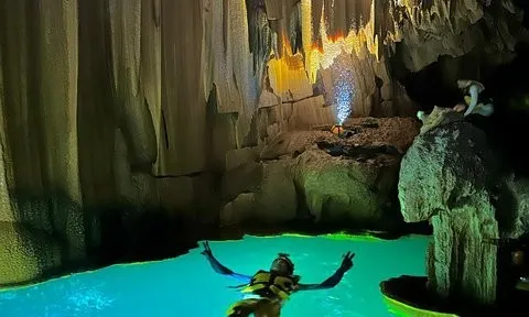 Vẻ đẹp huyền bí của hồ Lơ lửng "treo" trên vách hang ở Quảng Bình