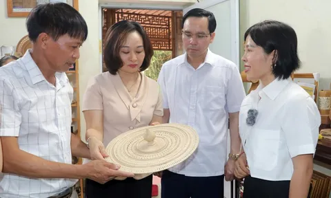 Nâng cao vai trò của phụ nữ trong bảo tồn và phát huy giá trị sản phẩm làng nghề truyền thống