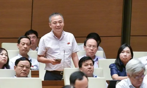 Bệnh viện tuyến huyện như "đang bơi mà không có phao cứu sinh"
