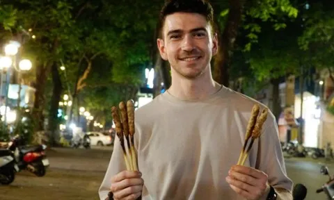  Chàng trai Tây gây sốt cộng đồng mạng khi nướng nem lụi trên vỉa hè