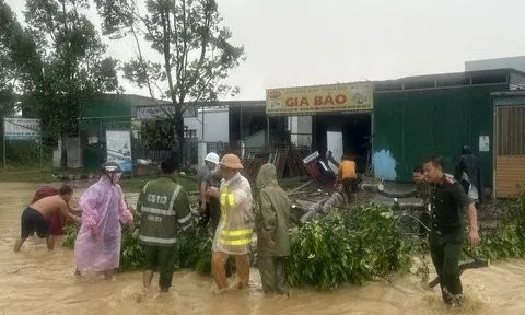 Lâm Đồng: Mưa lớn kèm theo gió lốc làm tốc mái nhiều nhà dân