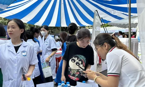 Trường Cao đẳng Y tế Hà Đông mở ngày hội tư vấn việc làm cho hàng nghìn sinh viên
