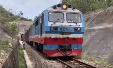 Thông hầm đường sắt Chí Thạnh sau 10 ngày sạt lở