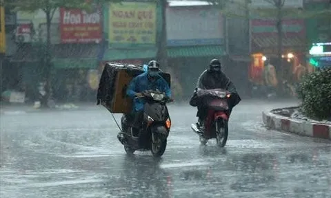 Áp thấp nhiệt đới mạnh lên thành bão, đất liền tiếp tục mưa to