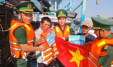 Sát cánh cùng ngư dân vươn khơi, bám biển