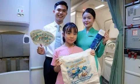 Hành khách nhí thích thú với món quà độc đáo trên chuyến bay dịp 1/6