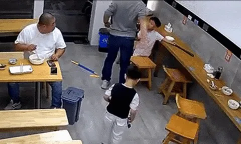 Clip: Người đàn ông hung hăng tát ngã bé trai và lý do bất ngờ