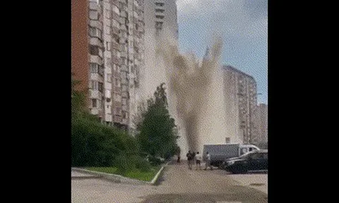 Cột nước khổng lồ xuất hiện ở Moscow sau khi vỡ đường ống nước