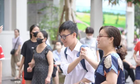 Sáng 1/6, hơn 3.300 thí sinh bước vào kỳ thi tuyển sinh trường THPT Chuyên Ngoại ngữ