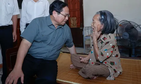 Thủ tướng thăm, tặng quà người có công và trẻ em, người khuyết tật tại Quảng Bình