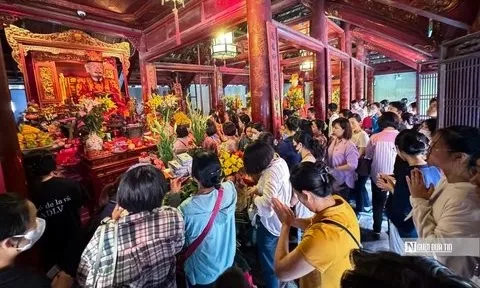 Hà Nội: Sĩ tử đổ về Văn Miếu cầu may trước kỳ thi vào 10