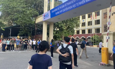 Không thuê được nhà trọ, phụ huynh đưa con đi thi từ sáng sớm