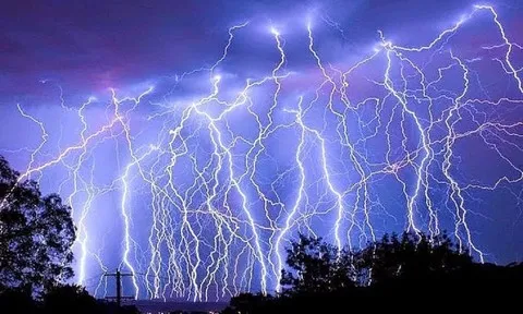 Hơn 400 cú sét trong 10 phút: Chuyên gia chỉ "mẹo hay" tránh sét cần nhớ