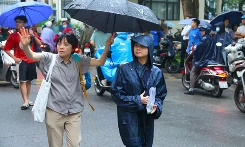 Hàng nghìn thí sinh "đội mưa" tranh suất vào Trường THPT chuyên Đại học Sư phạm Hà Nội