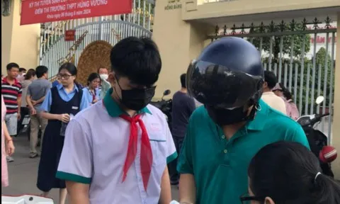 Thi lớp 10 tại Tp.HCM: Phụ huynh hồi hộp chờ con trong ngày thi đầu