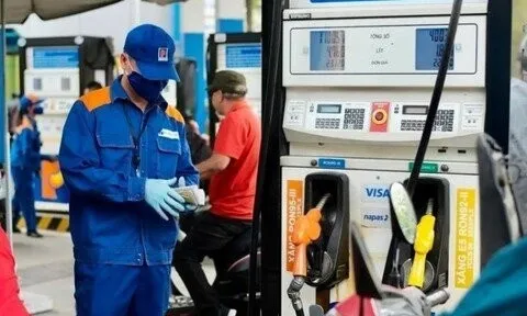 Giá xăng dầu giảm mạnh, RON 95 về dưới 22.000 đồng/lít