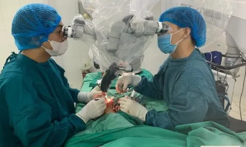 Thanh niên 18 tuổi nhập viện cấp cứu với máy xay thịt dính trên tay