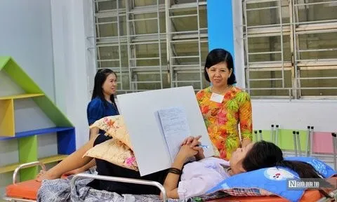 Thi lớp 10 tại Tp.HCM: Thí sinh phải nằm thi vì chấn thương cột sống