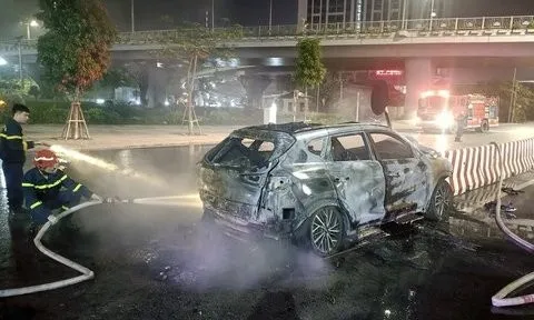 Hải Phòng: Xe ô tô cháy rụi sau khi lao vào dải phân cách