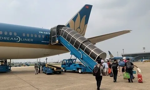 Vé máy bay “hạ nhiệt”, người dân "săn" vé đi du lịch