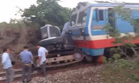 Bình Thuận: Tàu hoả va chạm mạnh với máy xúc, khách trên tàu kịp thời thoát nạn