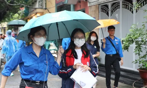 Sáng 9/6, hàng nghìn sĩ tử Hà Nội đội mưa đi thi môn cuối vào lớp 10