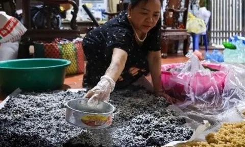 Món ăn này cứ đến ngày Tết Đoan Ngọ lại “cháy hàng”, ngày làm vài tạ cũng hết