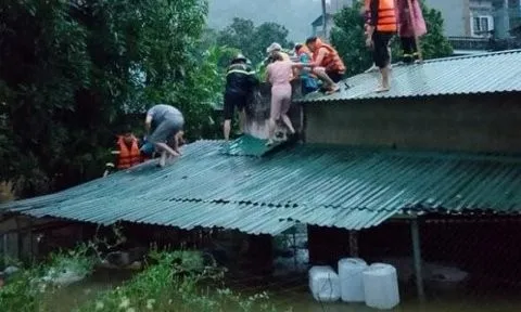Cảnh sát phá dỡ mái nhà giải cứu người dân trong mưa lũ ở Hà Giang