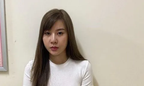 Cô gái lái xe ô tô tông vào xe khác trên phố đã đến công an trình diện