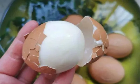 Luộc trứng nhớ cho thêm thứ này, vừa ngon lại tự róc vỏ như ở nhà hàng