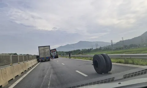“Chuyên cơ mặt đất” bất ngờ rụng bánh trên cao tốc Bắc – Nam