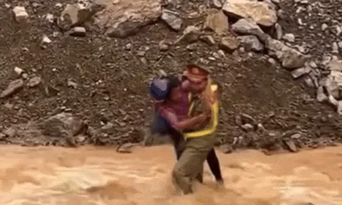 Clip: Giây phút Thượng úy công an lao vào dòng nước lũ cứu người