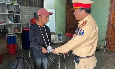 CSGT giúp đỡ người đàn ông bị gãy tay, đi bộ 8 ngày để về quê
