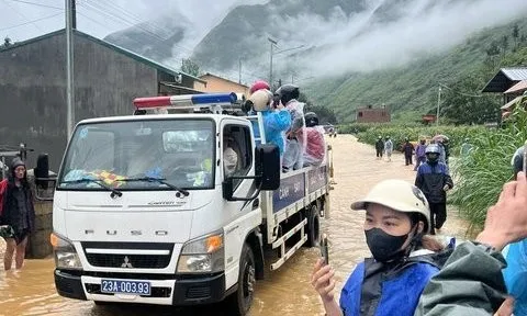 Hỗ trợ hàng ngàn du khách và người dân mắc kẹt do mưa lũ ở Hà Giang