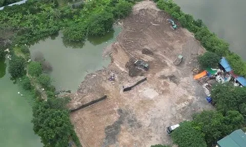 Vụ đổ phế thải lấp hồ tại Hà Nội, lãnh đạo phường nói "tôi biết hết"