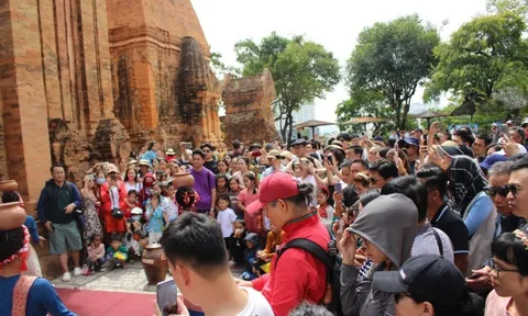 Du khách háo hức tham gia lễ hội Trầm hương