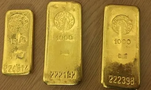 Mua tủ bếp cũ, người đàn ông bất ngờ tìm thấy 3 thỏi vàng