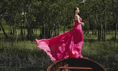 Hoa hậu Tiểu Vy khoe nhan sắc nàng thơ cùng thiết kế của Lê Thanh Hòa