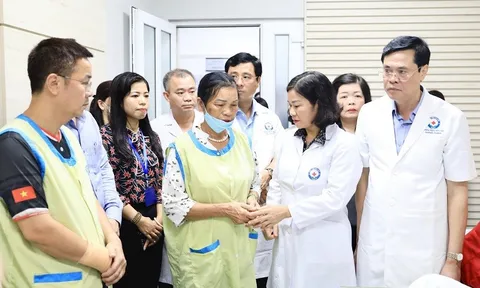 Lãnh đạo Thành phố và Ủy ban MTTQ Việt Nam Thành phố thăm, động viên nạn nhân vụ cháy ở phường Định Công