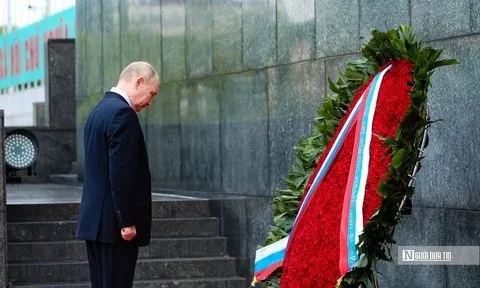 Tổng thống Putin vào Lăng viếng Chủ tịch Hồ Chí Minh