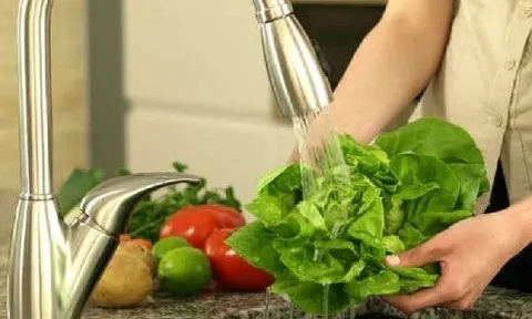 Nước "bí mật" giúp loại bỏ thuốc trừ sâu trên rau quả