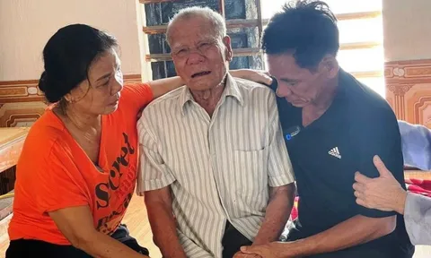 Giây phút trùng phùng đẫm nước mắt của hai cha con sau 43 năm thất lạc