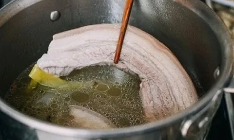 Sai lầm tai hại khi luộc thịt, 90% bà nội trợ mắc phải