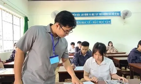 Hàng chục nghìn thí sinh làm thủ tục thi tốt nghiệp THPT năm 2024