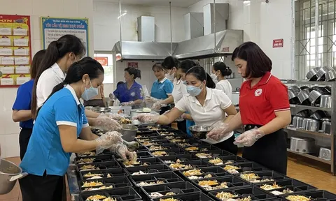Trao tặng hơn 3.000 suất ăn cho học sinh thi tốt nghiệp THPT
